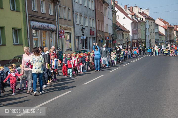 Parada dzieci promująca zdrowe odżywianie