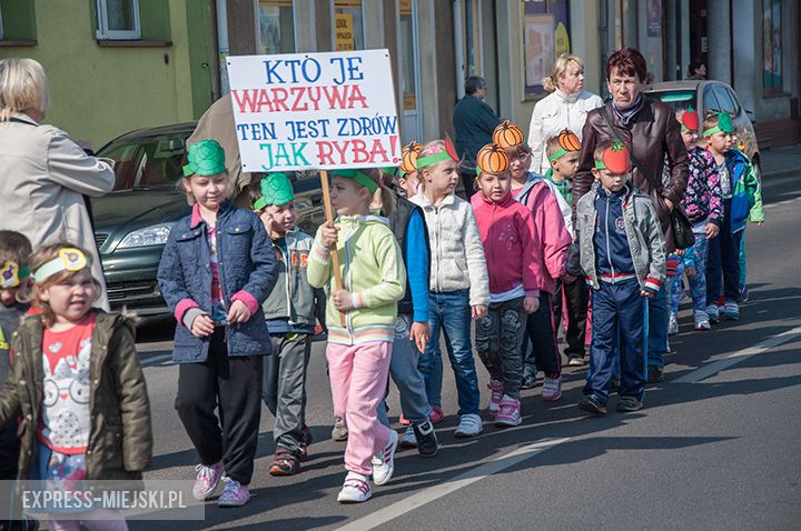 Parada dzieci promująca zdrowe odżywianie