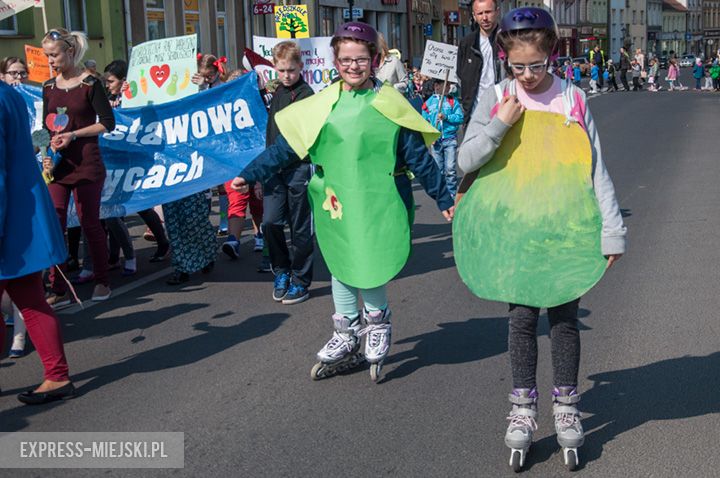 Parada dzieci promująca zdrowe odżywianie