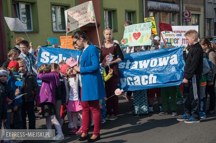 Parada dzieci promująca zdrowe odżywianie