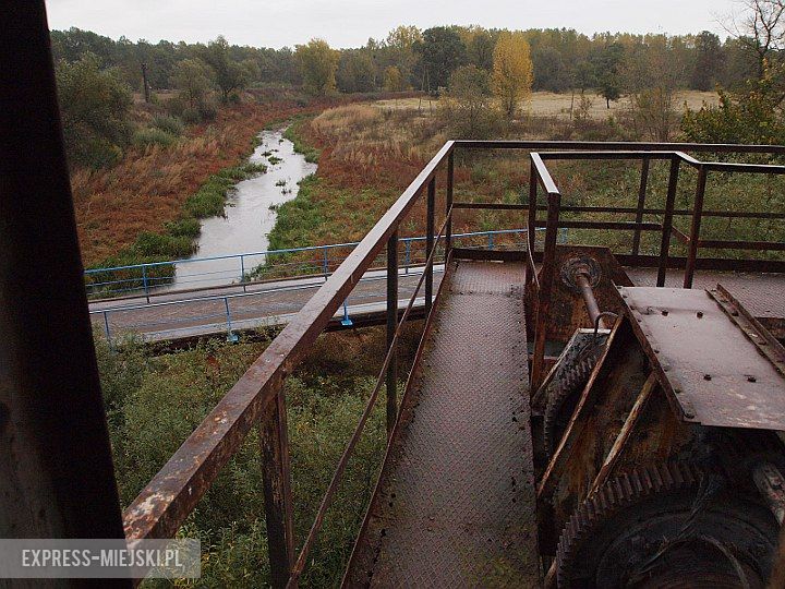 Na terenie portu znajduje się wywrotnica wagonów, która pochodzi z 1879 roku