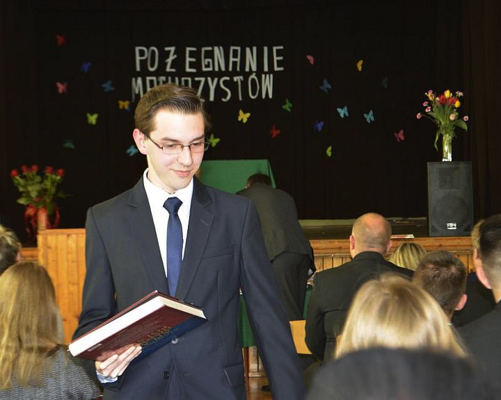 W szkołach pożegnano maturzystów