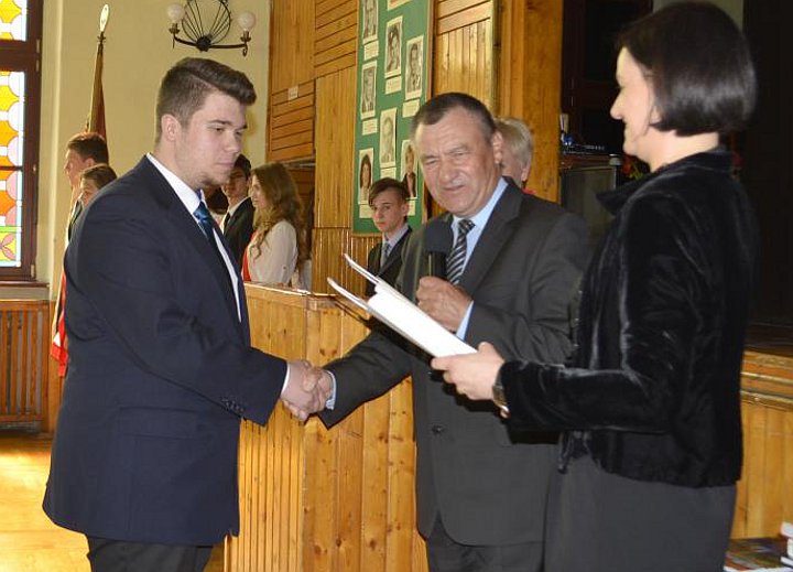 W szkołach pożegnano maturzystów