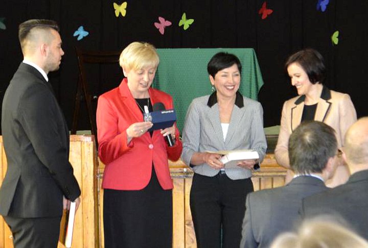 W szkołach pożegnano maturzystów