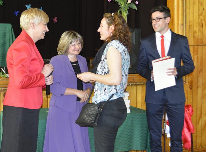 W szkołach pożegnano maturzystów