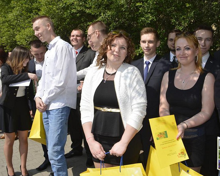 W szkołach pożegnano maturzystów