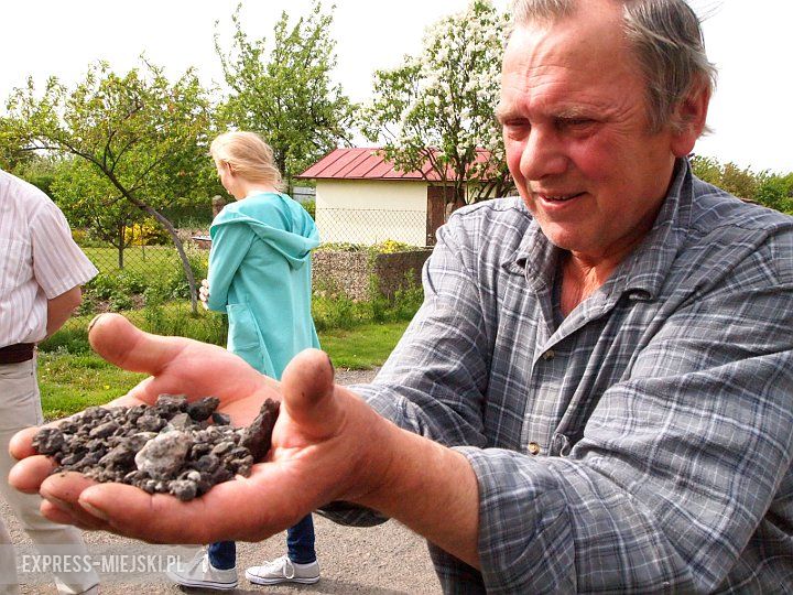- Lokatorzy i działkowcy muszą jeździć po starym, śmierdzącym grysie. Proszę dokładnie przyjrzeć się nawierzchni - mówi Michał Całka