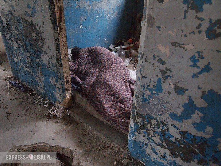 W pomieszczeniach koczują bezdomni