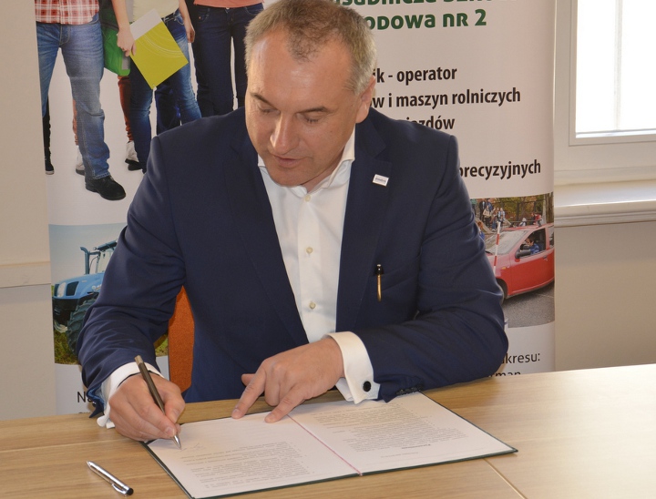 Podpisanie porozumienia w starostwie