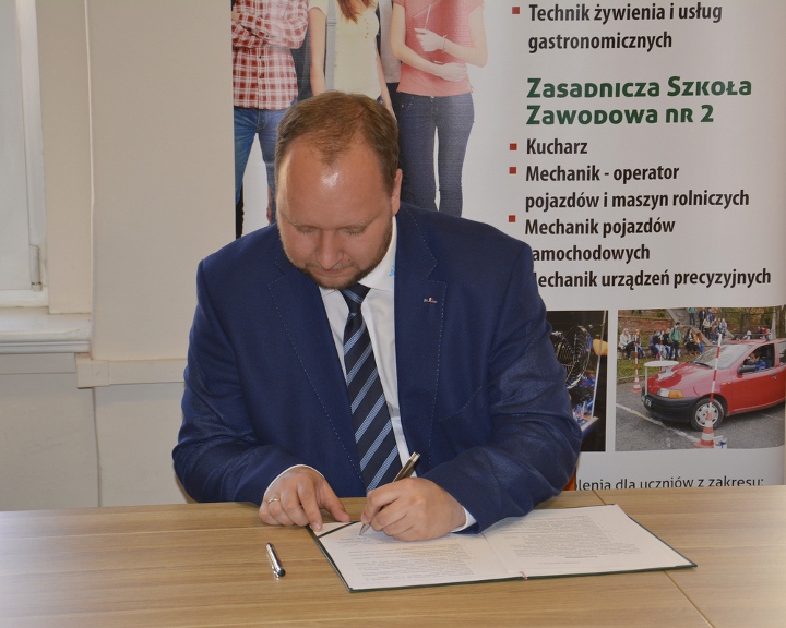 Podpisanie porozumienia w starostwie