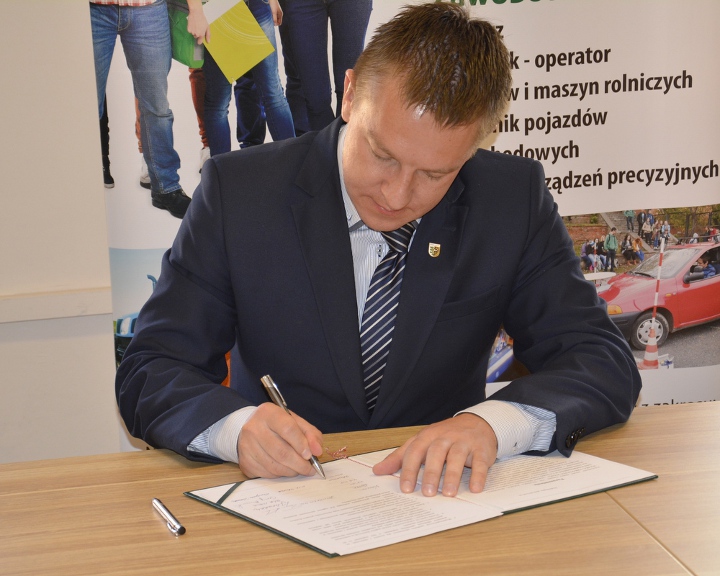 Podpisanie porozumienia w starostwie