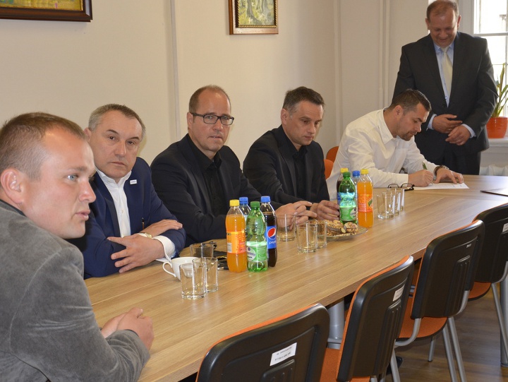 Podpisanie porozumienia w starostwie