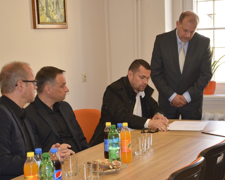 Podpisanie porozumienia w starostwie