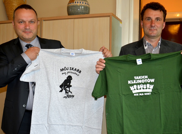 Koszulki będą nagrodami w konkursach, loteriach, a także prezentem dla wyjątkowych gości. Zainteresowani zakupem mogą o nie pytać w Muzeum Regionalnym w Środzie Śląskiej