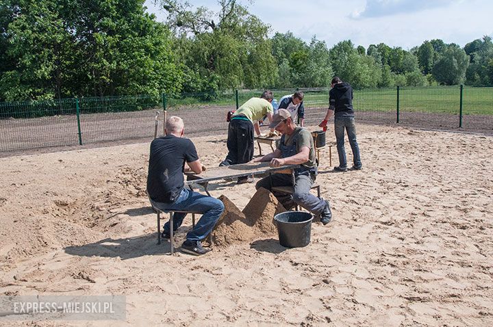 Przygotowania do otwarcia boiska do piłki plażowej przy akwenie Kajaki