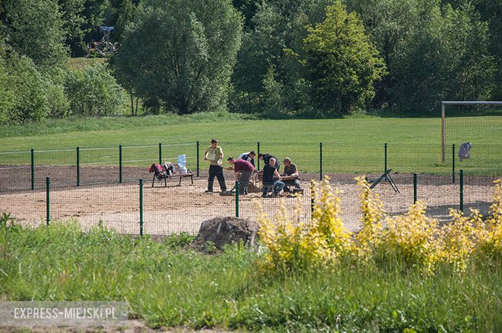 Przygotowania do otwarcia boiska do piłki plażowej przy akwenie Kajaki