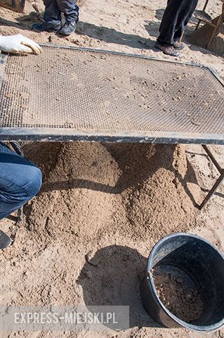 Przygotowania do otwarcia boiska do piłki plażowej przy akwenie Kajaki