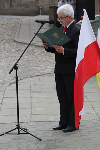 Uchwałę o zmianie nazw ulic odczytał jeden z wiceprzewodniczących Rady Miejskiej w Środzie Śląskiej Jerzy Kryciński