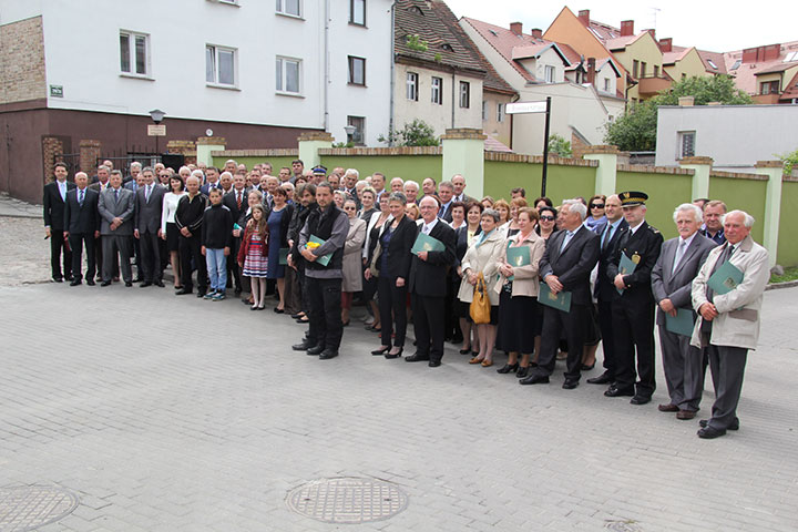 Pamiątkowe zdjęcie uczestników jubileuszowych uroczystości