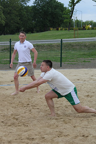 Jako pierwsi wypróbowali boisko po jego oficjalnym otwariu m.in. burmsitrzowie Środy Śląskiej