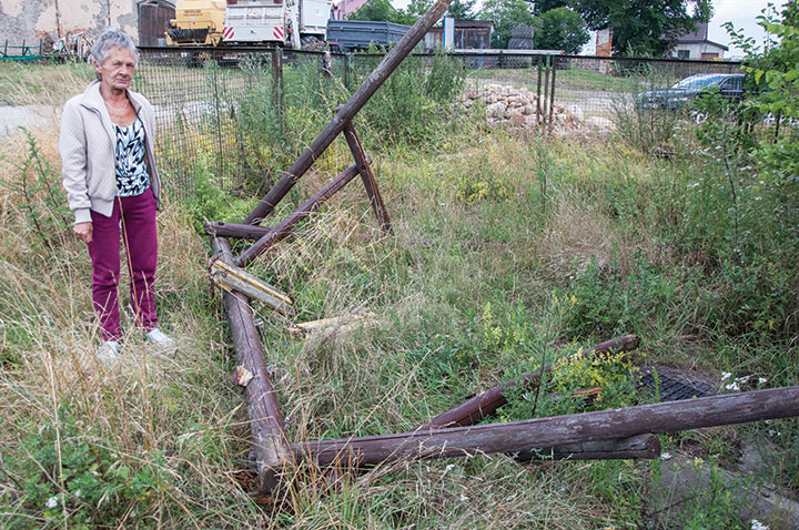 - Dziewczynka, która korzystała akurat z huśtawki, usłyszała trzaśnięcie. W ostatniej chwili zeszła z ławki i w tym momencie konstrukcja runęła - opowiada Irena Sacharuk - członek rady sołeckiej w Zawadce