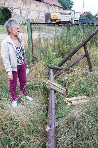 - Dziewczynka, która korzystała akurat z huśtawki, usłyszała trzaśnięcie. W ostatniej chwili zeszła z ławki i w tym momencie konstrukcja runęła - opowiada Irena Sacharuk - członek rady sołeckiej w Zawadce