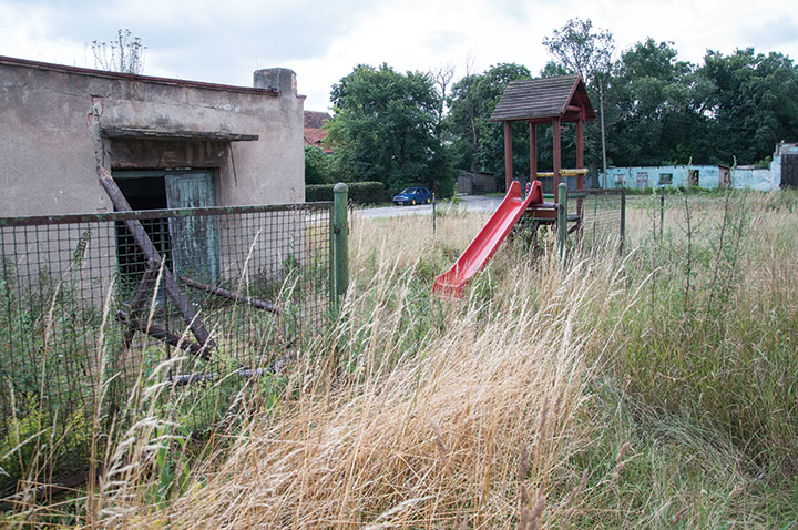 "Plac zabaw" w Zawadce aktualnie zarośnięty jest po pas