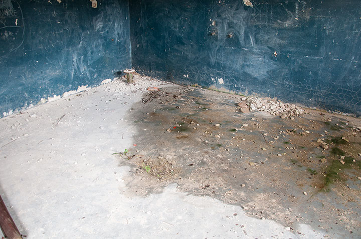 Wnętrze budynku stojącego tuż przy placu zabaw