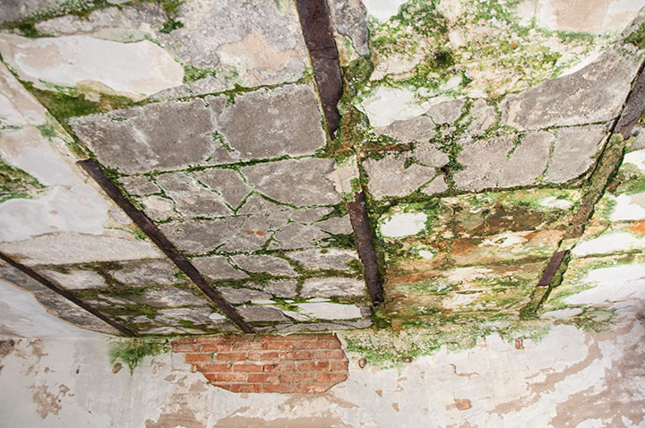 Wnętrze budynku stojącego tuż przy placu zabaw - strop