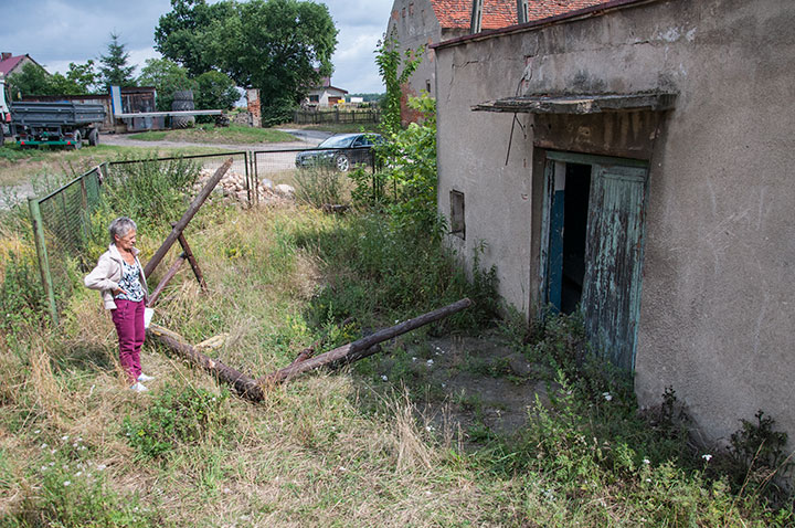 Na terenie placu zabaw stoi budynek grożący zawaleniem. Obiekt nie jest w żaden sposób zabezpieczony