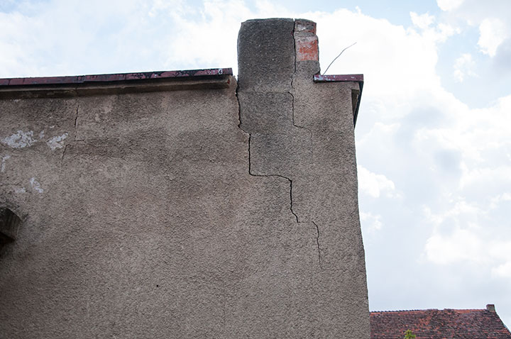 Budynek stojący tuż przy placu zabaw