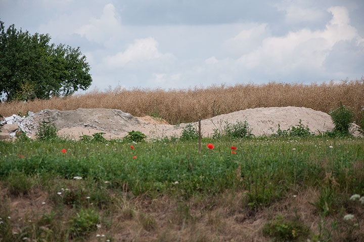 Na terenie placu zabaw nie ma piaskownicy. Dzieci korzystają z usypanej górki znajdującej się przy jednej z prywatnej posesji