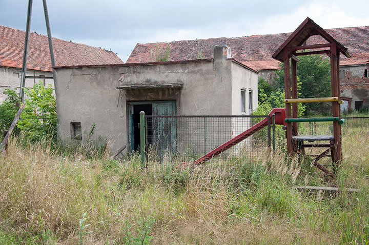 Na terenie placu zabaw stoi budynek grożący zawaleniem. Obiekt nie jest w żaden sposób zabezpieczony