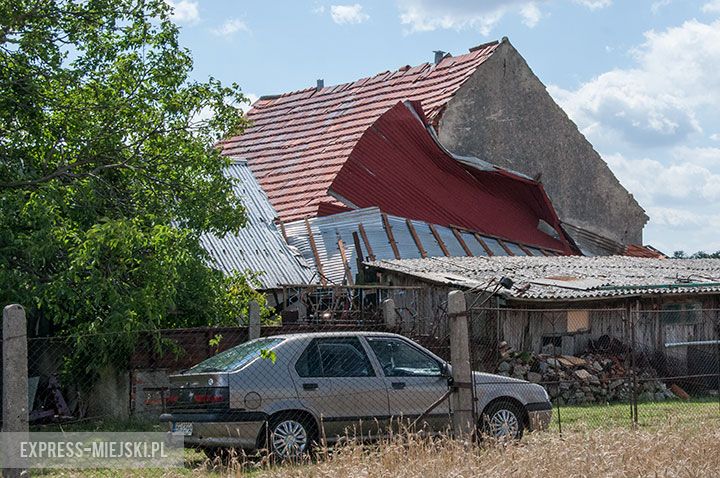 Ramułtowice (gm. Kostomłoty). Zerwany dach z pobliskiego domu