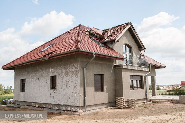 Rakoszyce (gm. Środa Śląska), ul. Polna. Wierzchnia warstwa tynku została zdarta aż do styropianu