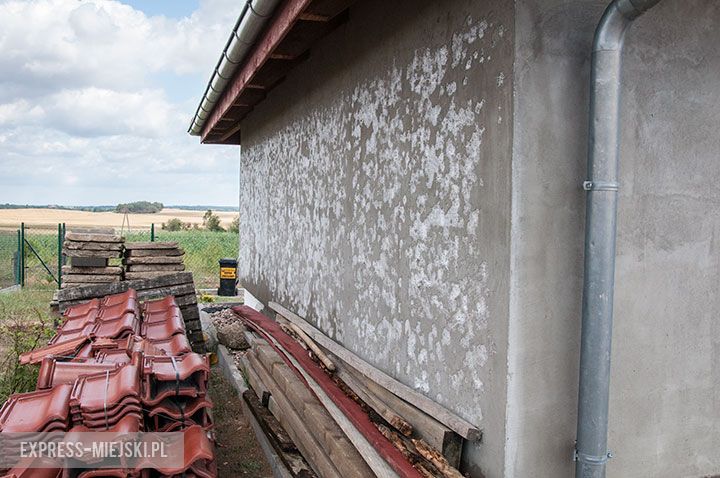 Rakoszyce (gm. Środa Śląska), ul. Polna. Wierzchnia warstwa tynku została zdarta aż do styropianu