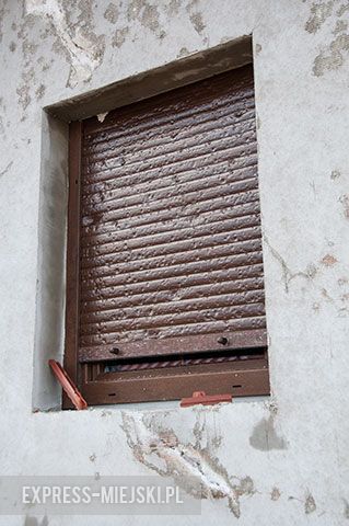 Rakoszyce (gm. Środa Śląska), ul. Polna. Zniszczone przez grad rolety