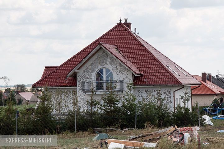 Rakoszyce (gm. Środa Śląska), ul. Polna. Wierzchnia warstwa tynku została zdarta aż do styropianu
