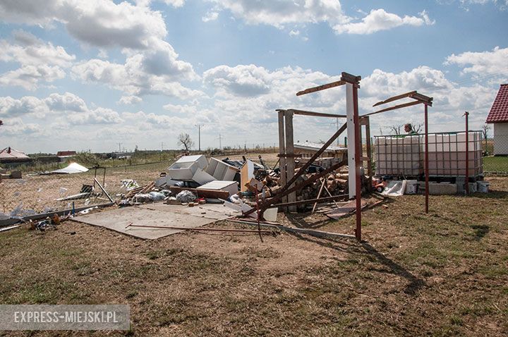 Rakoszyce (gm. Środa Śląska), ul. Polna. Po garażu została tylko zawartość