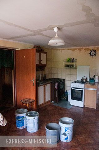 Sikorzyce (gm. Kostomłoty). Zalane mieszkanie w domu wielorodzinnym