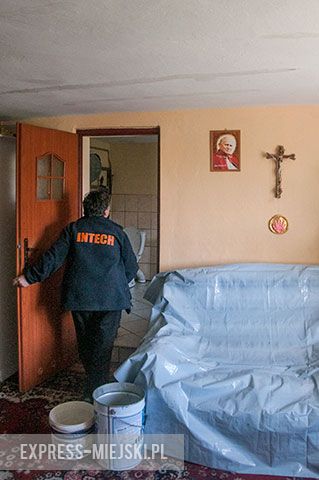 Sikorzyce (gm. Kostomłoty). Zalane mieszkanie w domu wielorodzinnym