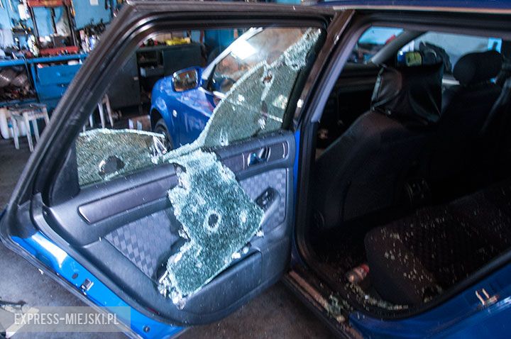 Sikorzyce (gm. Kostomłoty). Kule gradowe wielkości 1/4 dłoni wybiły szybę w stojącym na zewnątrz samochodzie osobowym