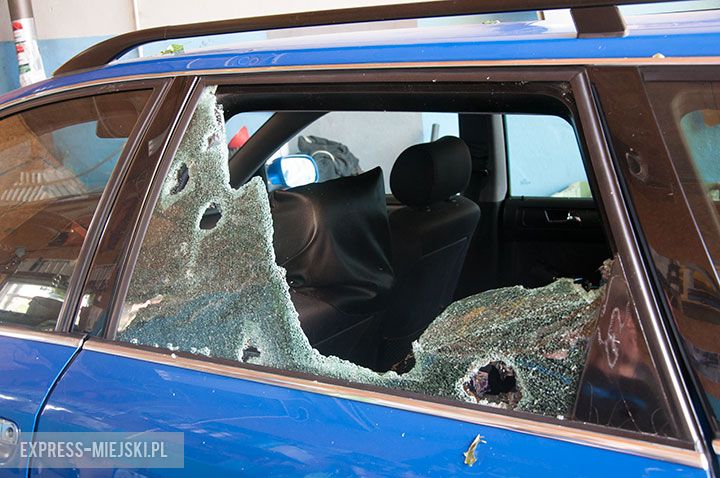 Sikorzyce (gm. Kostomłoty). Kule gradowe wielkości 1/4 dłoni wybiły szybę w stojącym na zewnątrz samochodzie osobowym