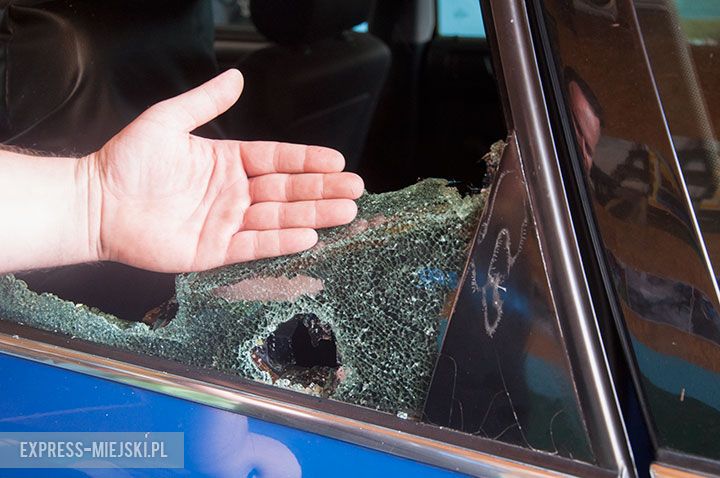 Sikorzyce (gm. Kostomłoty). Kule gradowe wielkości 1/4 dłoni wybiły szybę w stojącym na zewnątrz samochodzie osobowym