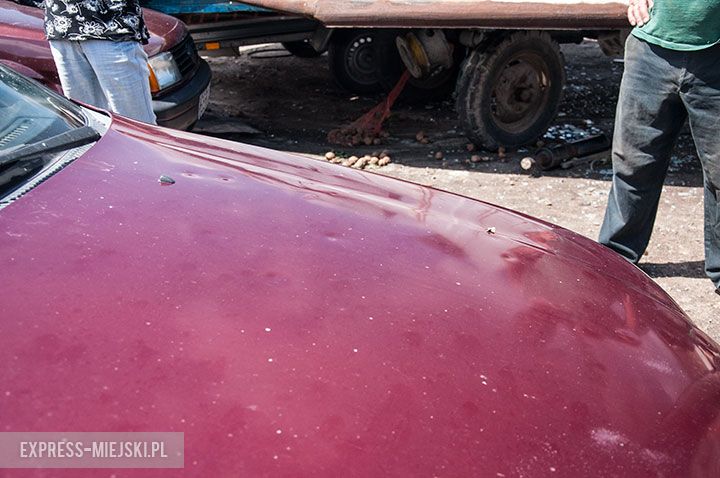 Sikorzyce (gm. Kostomłoty). Wgniecenia w samochodzie dokonane przez grad