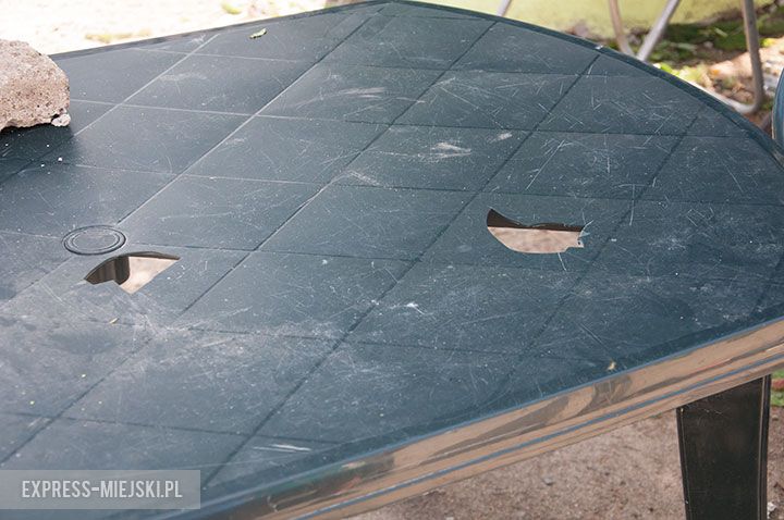 Sikorzyce (gm. Kostomłoty). Dziury po gradzie