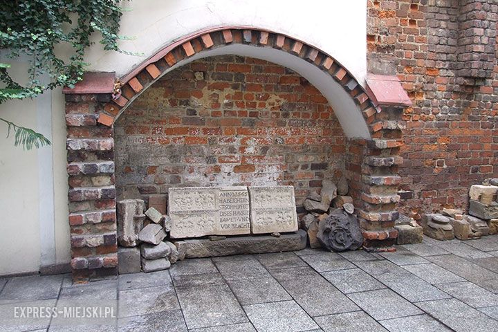 Inskrypcja fundacyjna na dziedzińcu Muzeum Regionalnego w Środzie Śląskiej 