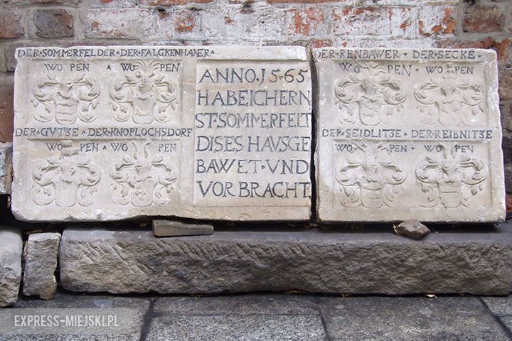 Inskrypcja fundacyjna na dziedzińcu Muzeum Regionalnego w Środzie Śląskiej – zbliżenie 