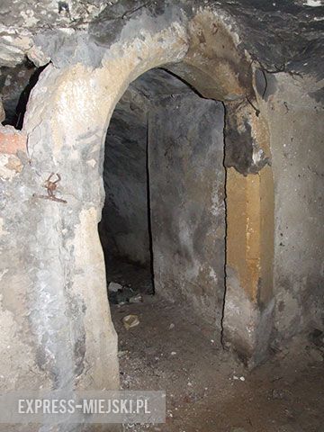 Wejście do jednej z piwnic renesansowego dworu 