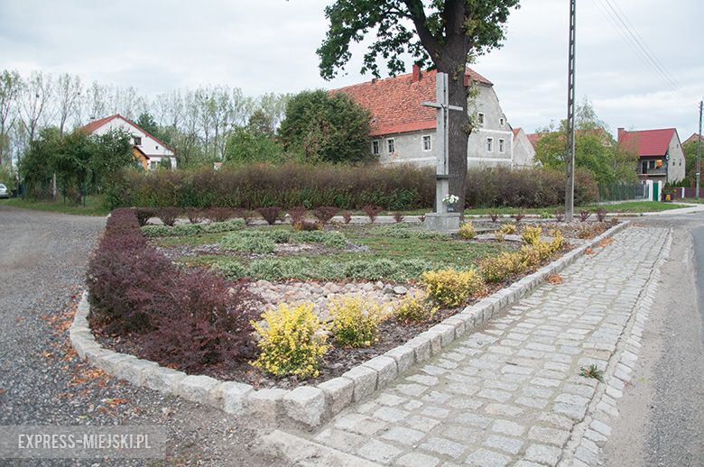 Ten skwer regularnie pielęgnuje jedna z mieszkanek Bukówka